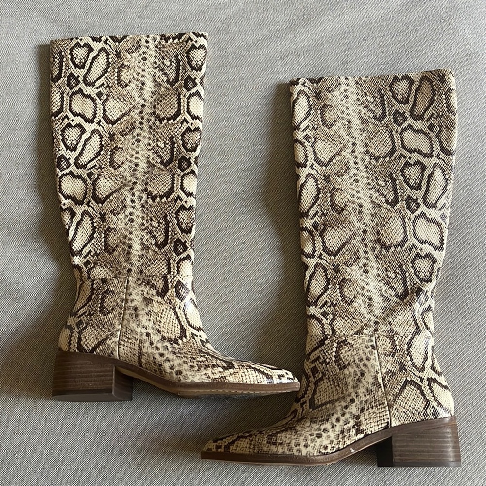 Vince Camuto - snake skin